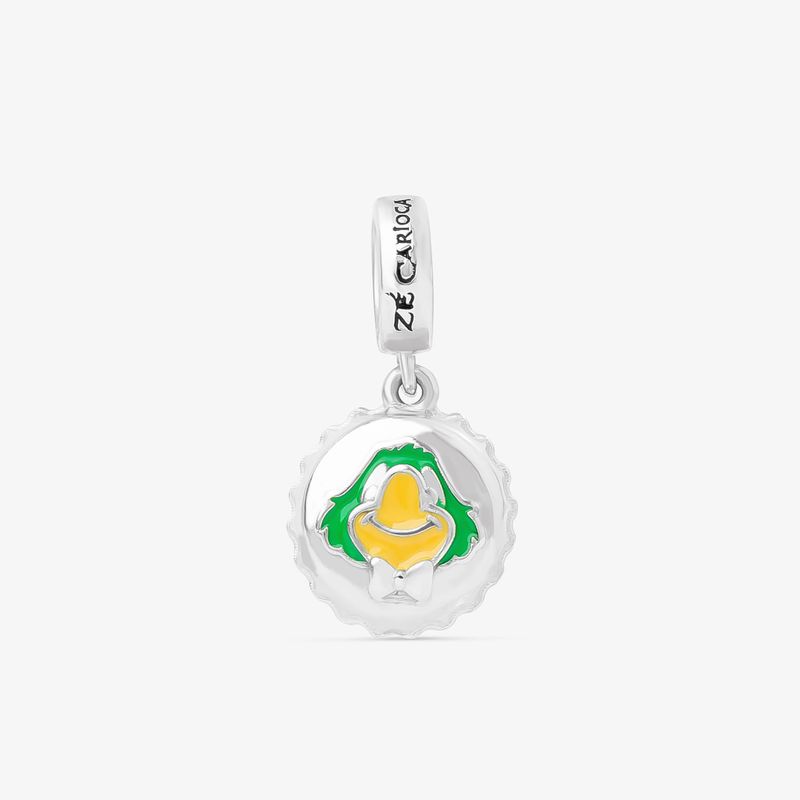 Pingente de metal prateado com pingente colorido de umacharacter emoji sorridente, com detalhes em verde, amarelo e branco.
