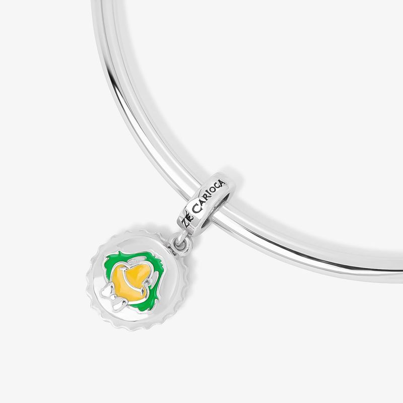 Pingente com desenho de limão amarelo, folha verde e cortante na borda, preso a uma corrente prateada.