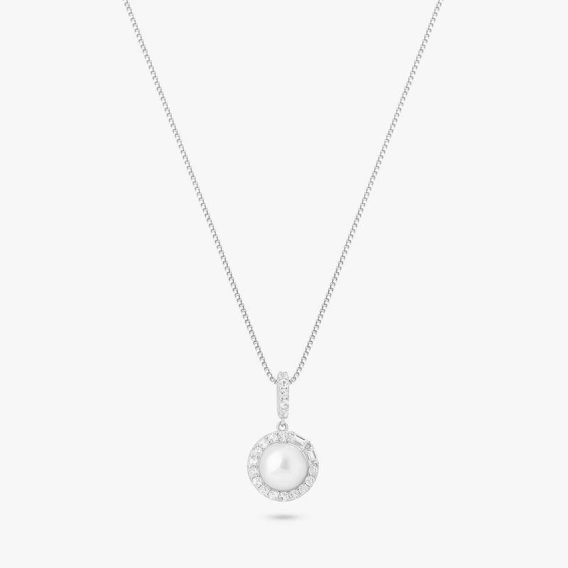 Colar com pingente de pérola branca em círculo, adornado com pequenas pedras brilhantes, em prata ou ouro branco.