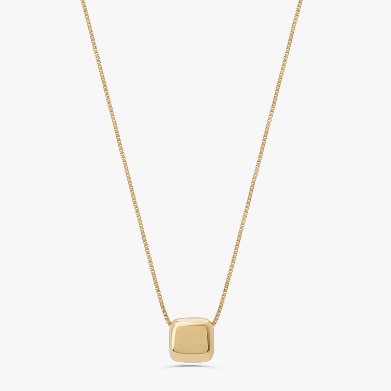 Colar com pingente dourado quadrado e corrente dourada.
