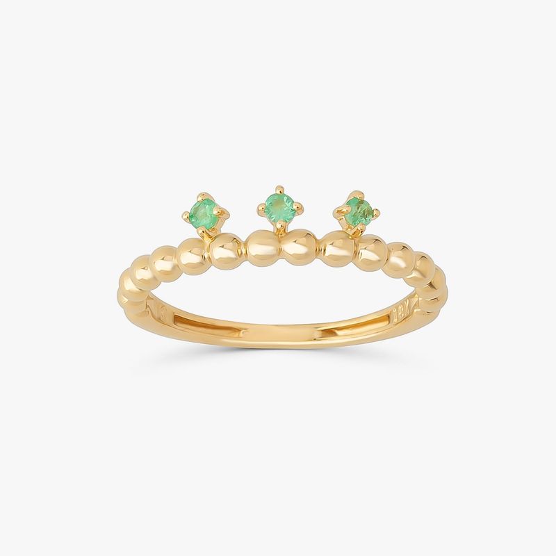 Anel de dourado com contas e três pedras verdes no topo.