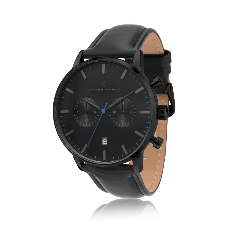 Relógio preto com caixa de metal, mostrador preto com detalhes azuis, pulseira de couro preta e fundo claro.