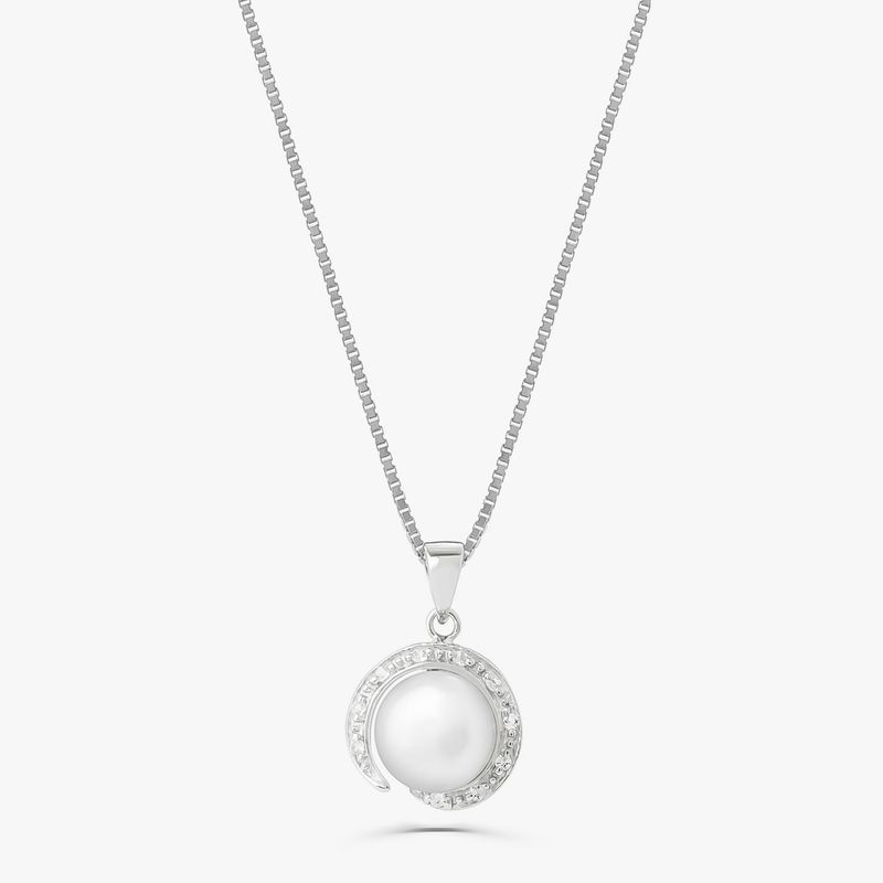 Colar prateado com pingente de pérola dentro de um círculo com detalhes em pedras transparentes.
