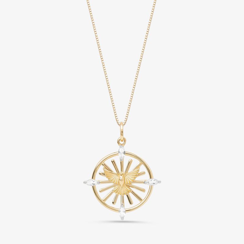 Colar com pingente dourado de pássaro dentro de um círculo, decorado com pedras transparentes.
