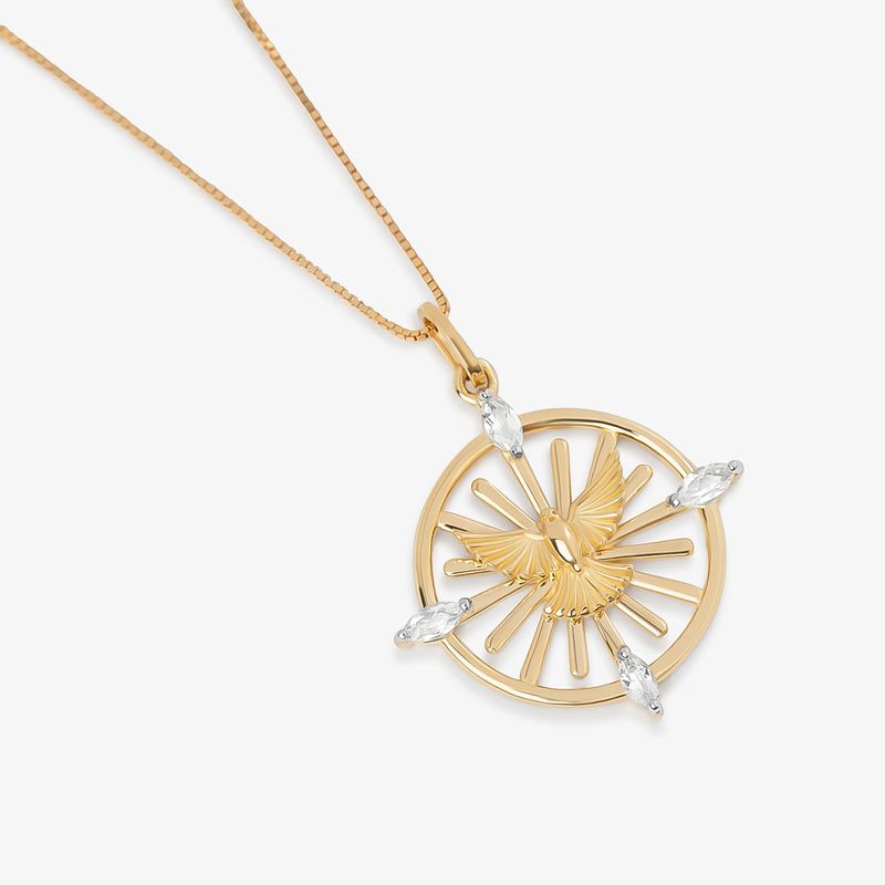 Colar com pingente dourado de uma borboleta dentro de um círculo com detalhes em cristais brancos.