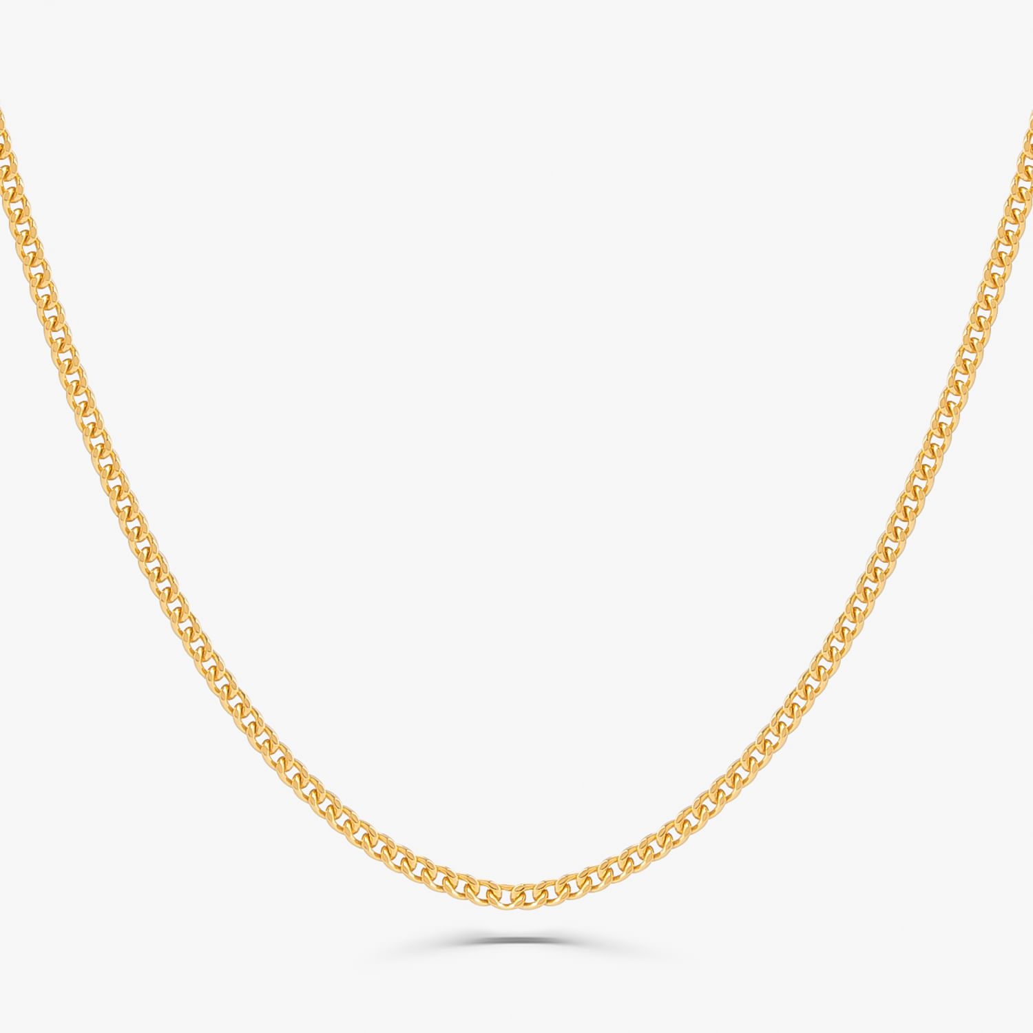 Corrente de ouro com elos arredondados, exibida em fundo branco.