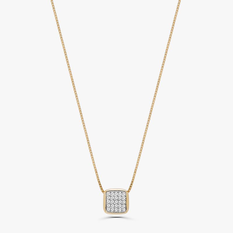 Colar com pingente quadrado dourado enfeitado com pedras brilhantes.