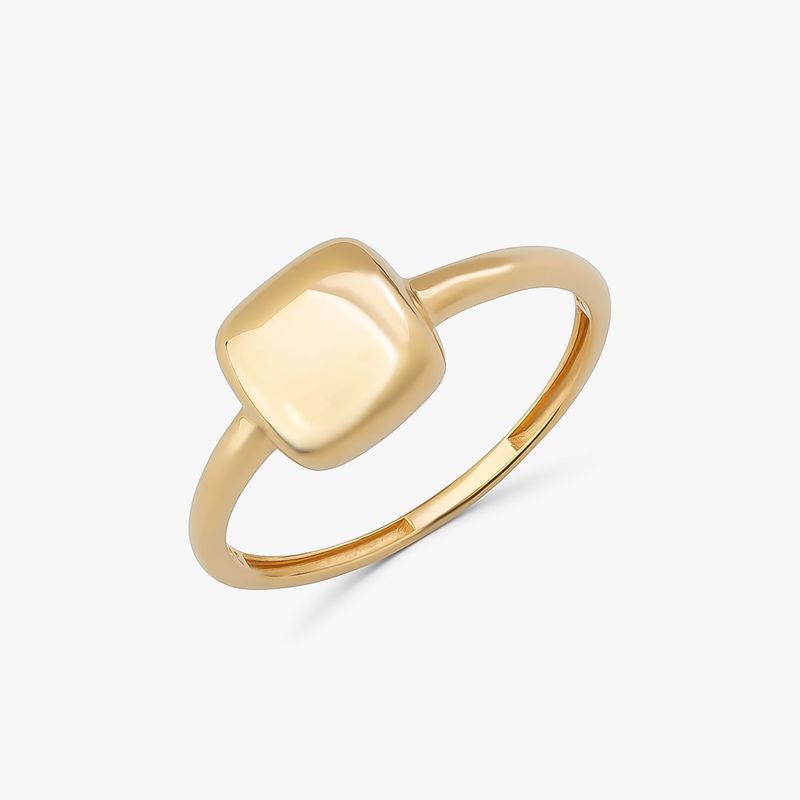 Anel dourado com uma pedra quadrada lisa e arredondada, em fundo branco.