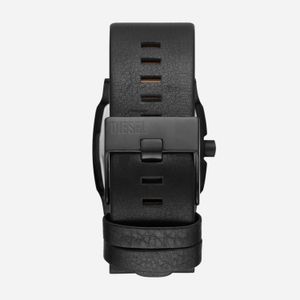 Relógio preto com pulseira de couro e pulseira de metal, com acabamento texturizado, da marca Diesel.