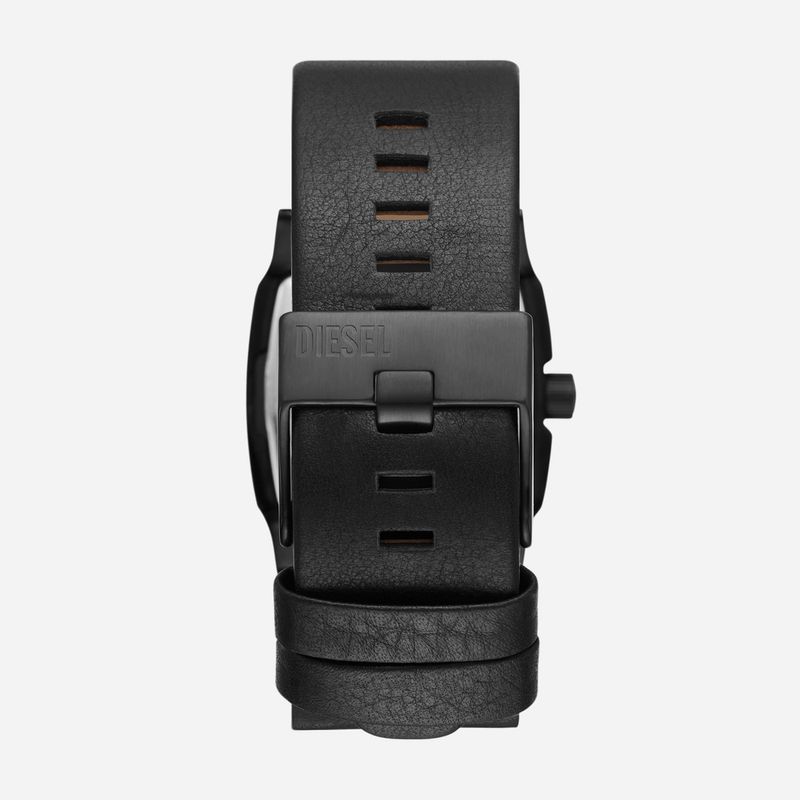 Relógio preto com pulseira de couro e pulseira de metal, com acabamento texturizado, da marca Diesel.