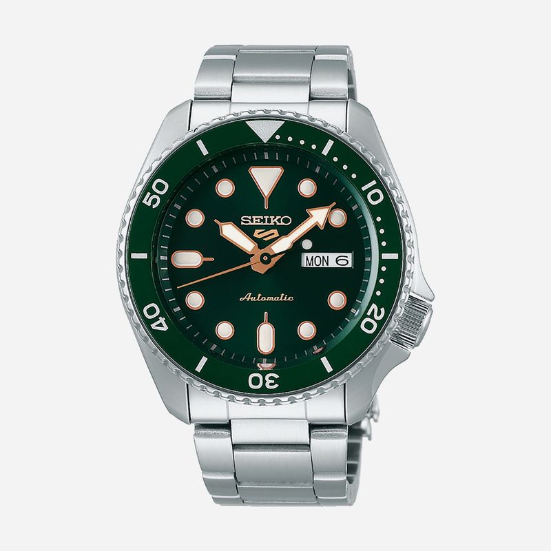 Relógio de pulso com pulseira de aço prateada, caixa prateada, fundo verde com marcadores brancos, e mostrador com detalhes em dourado.