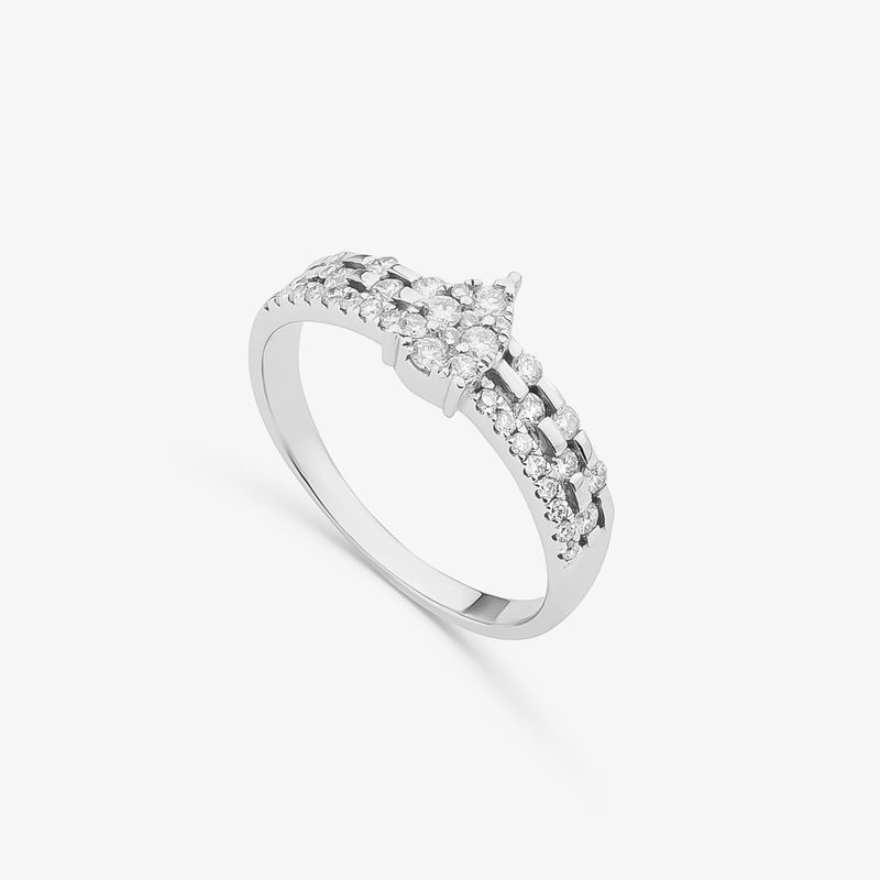 Um elegante anel de prata com vários pequenos diamantes dispostos em fileira ao longo do aro.
