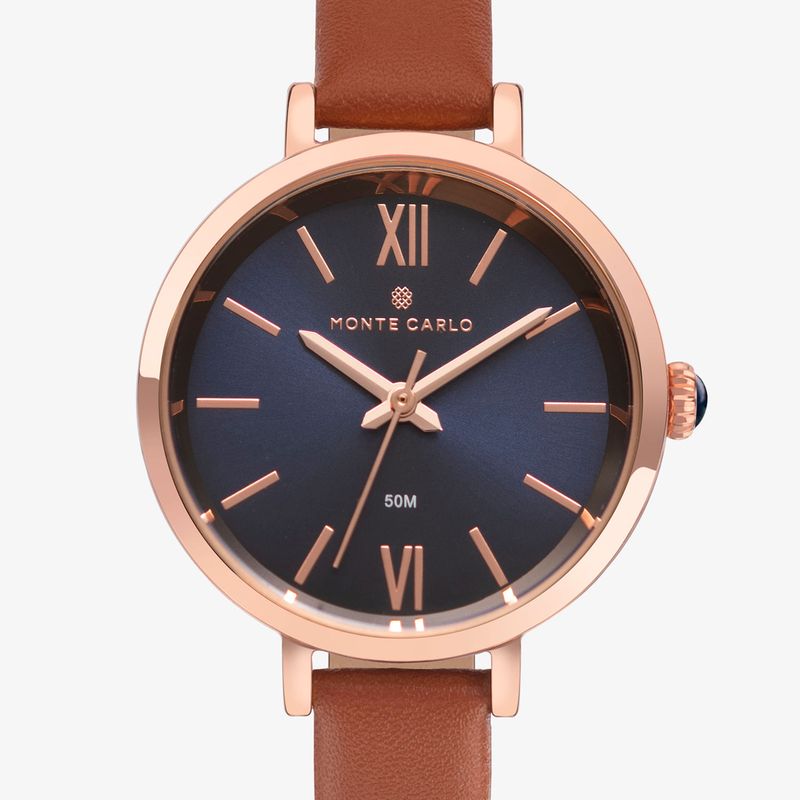 Relógio feminino com pulseira de couro marrom, caixa rosé dourada, mostrador azul com números romanos e ponteiros dourados.
