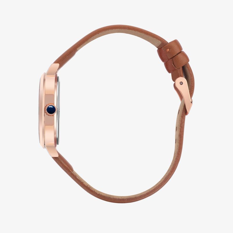 Relógio com pulseira de couro marrom, caixa rosé com botão na cor azul escuro, visto de lado.