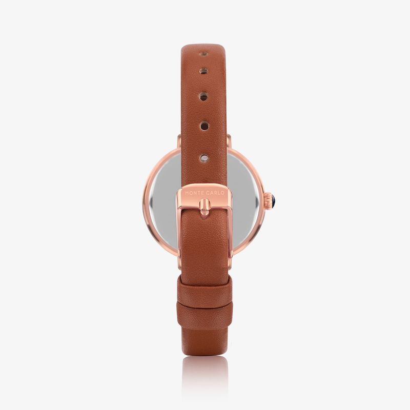 Relógio com pulseira de couro marrom, mostrador prateado e caixa rosé dourada.