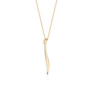 Colar com pingente alongado em formato de lâmina, em acabamento dourado, suspenso por corrente fina.