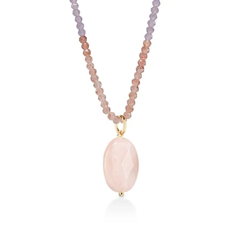 Colar com pingente oval de pedra rosa e corrente de contas pequenas em tons de rosa e lavanda.
