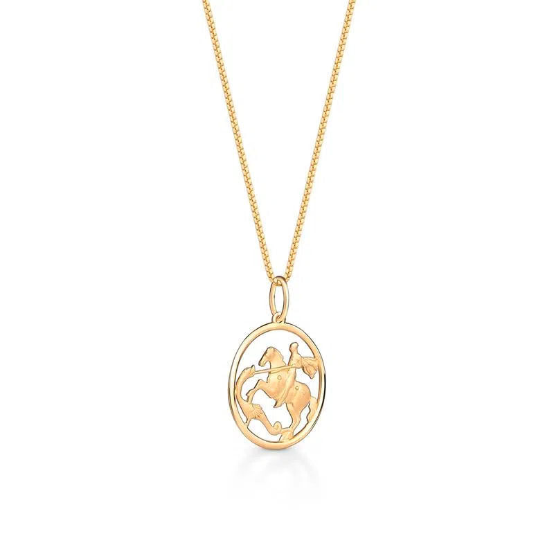 Colar dourado com pingente oval contendo uma figura de cavaleiro em um cavalo.
