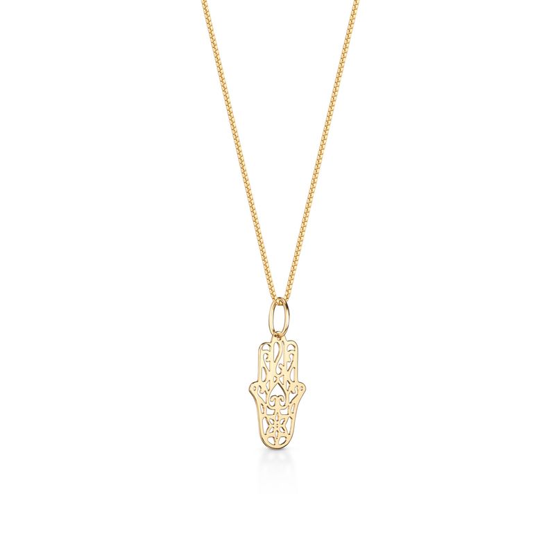 Colar com pingente dourado em formato do Hamsá, símbolo da proteção, pendurado em corrente fina.