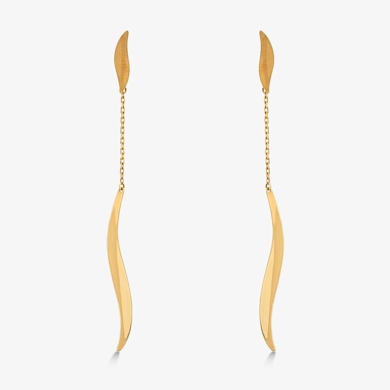 Brincos dourados longos com design ondulado, um com elos de corrente na parte superior.