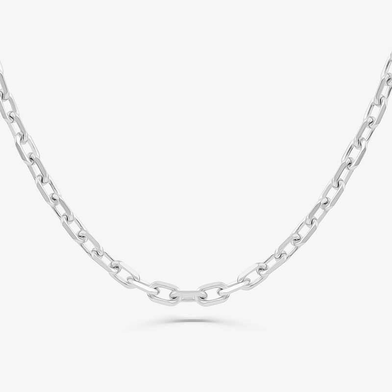 Corrente de metal prateada com elos alongados, exibida contra fundo branco.
