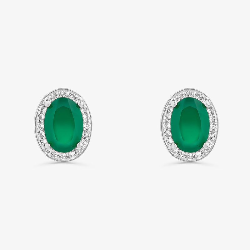 Par de brincos com oval verde escuro e acabamento prateado, cercados por pequenas pedras transparentes.