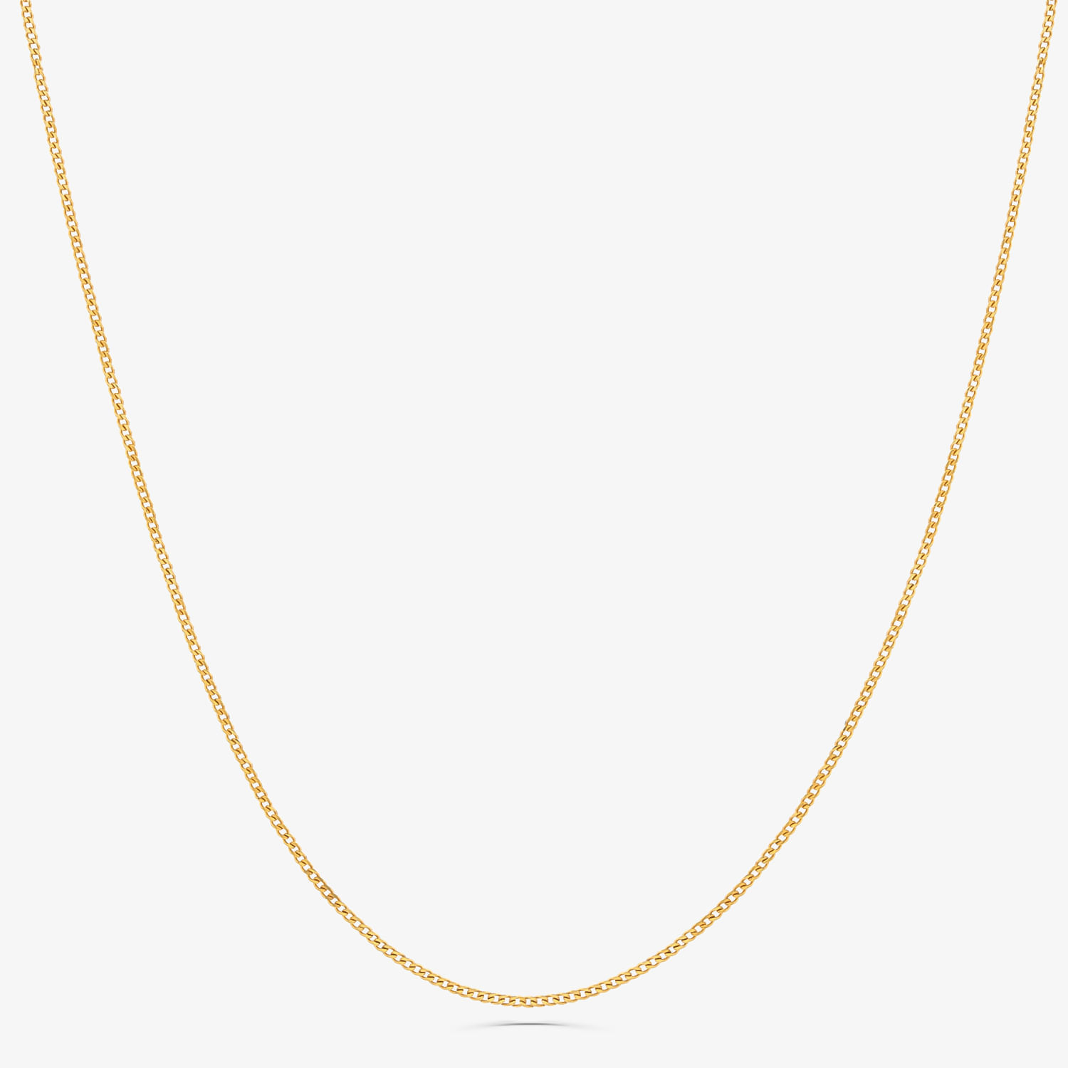 Corrente dourada fina em um fundo branco.