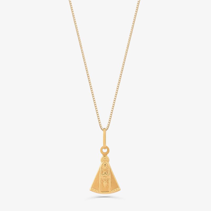 Colar com pingente dourado em forma de imagem religiosa, suspenso por corrente fina dourada.