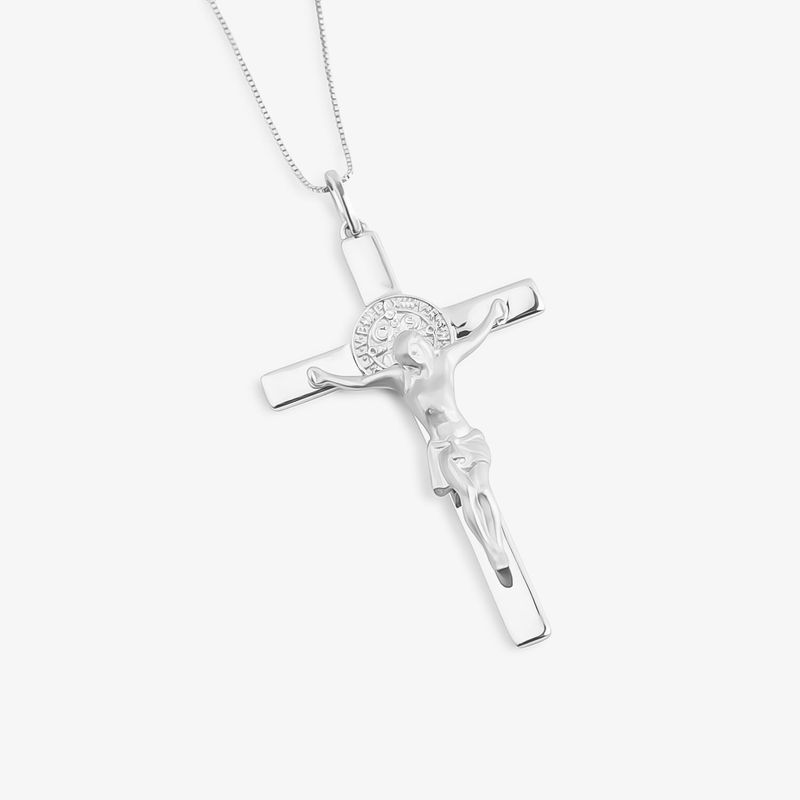 Colar com pingente de cruz e figura de Jesus Cristo em acabamento prateado.