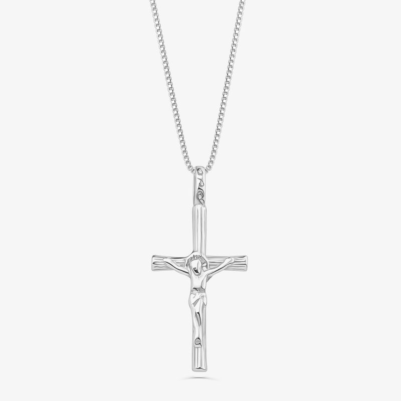 Colar com pingente de cruz com figura de Jesus Cristo em acabamento prateado.