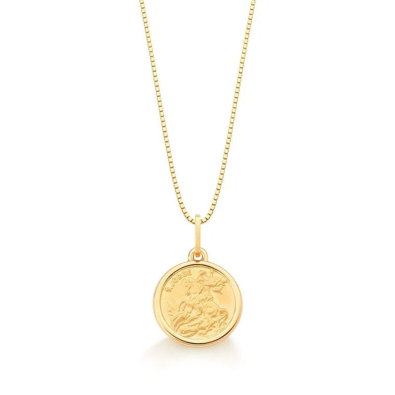 Colar dourado com pingente de moeda que possui a palavra "EURO" e uma figura de uma deusa ou mulher na moeda.