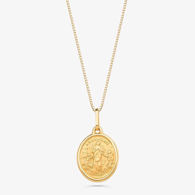 Colar com medalha oval dourada com imagem de uma santa e frase em português ao redor.