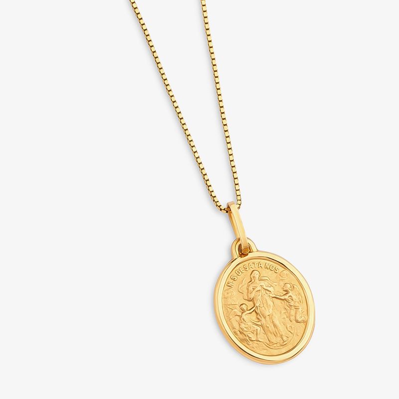 Colar dourado com pingente oval, contendo uma figura religiosa e inscrição em volta.