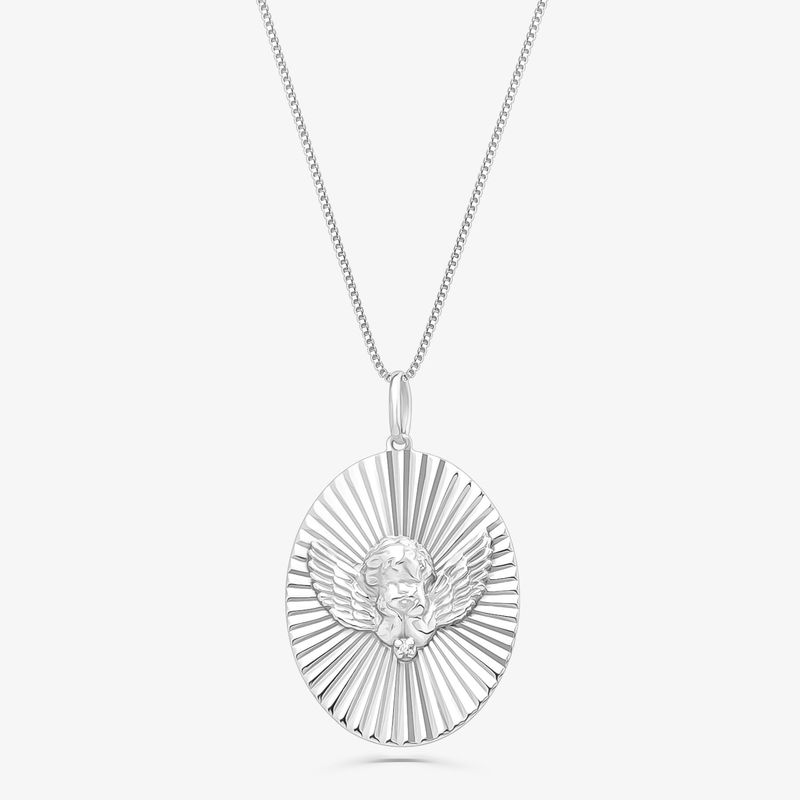 Colar com pingente oval em prata, com rosto de mulher e asas, cercado por raios que emanam do centro.