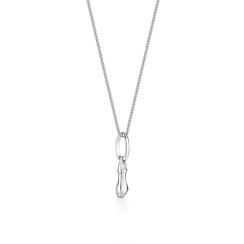 Corrente de prata com pingente em formato de gota alongada.