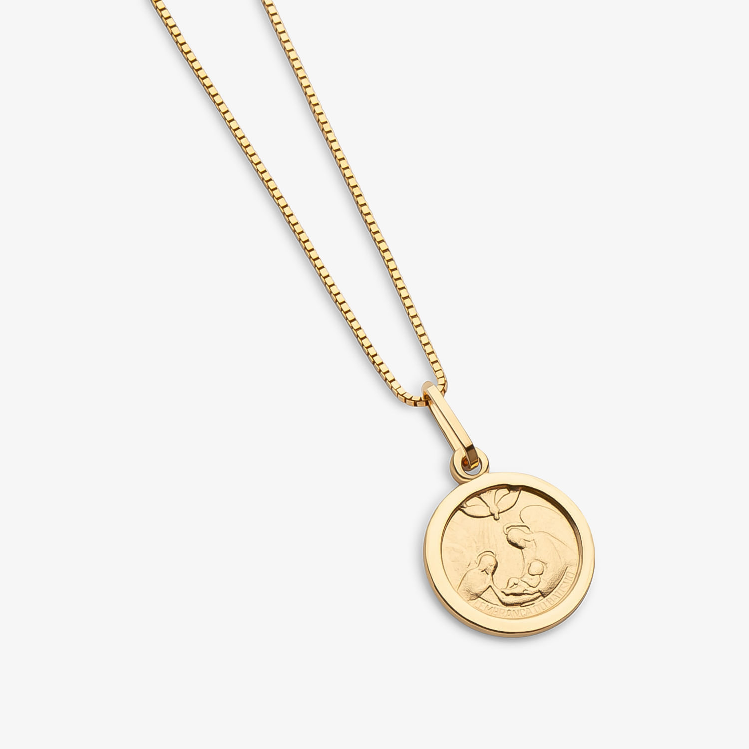 Colar com pingente dourado circular, com desenho de duas aves e árvore.