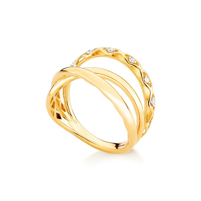 Anel dourado com detalhes entrelaçados, decorado com pequenos diamantes.