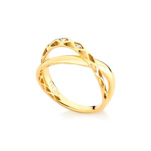 Anel dourado com duas faixas entrelaçadas, uma lisa e outra com detalhes vazados e pequenas pedras.