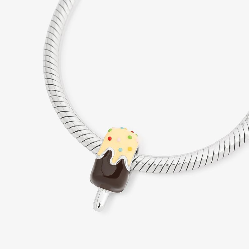 Pingente de vela de sorvete com cobertura de chocolate e granulado colorido, preso a uma corrente prateada.