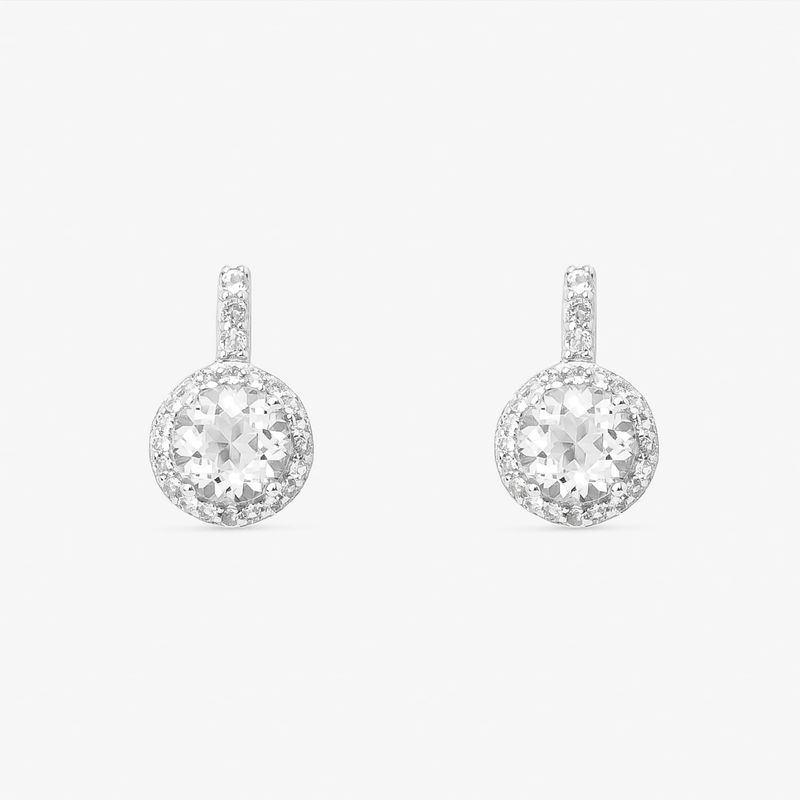 Par de brincos de diamante com aro cravejado, com pedras brilhantes e circular, em fundo branco.