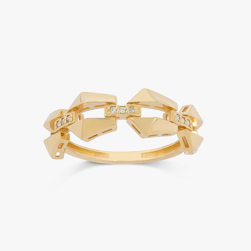 Anel dourado com detalhes geométricos e pequenas pedras transparentes.