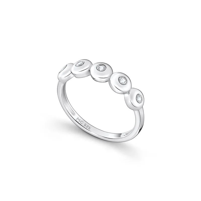 Anel prateado com cinco detalhes circulares contendo pequenos diamantes, em fundo branco.