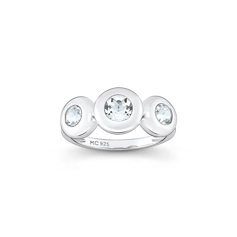 Anillo de plata com três pedras de cristal brilhantes de tamanhos diferentes, em um design circular e elegante.