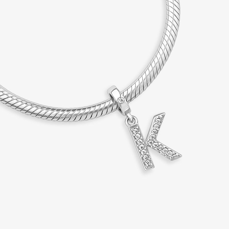 Charm Letra K Cravejado em Prata 925