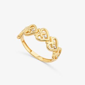 Anel dourado com três corações interligados, cada um com um pequeno detalhe de pedra branca.