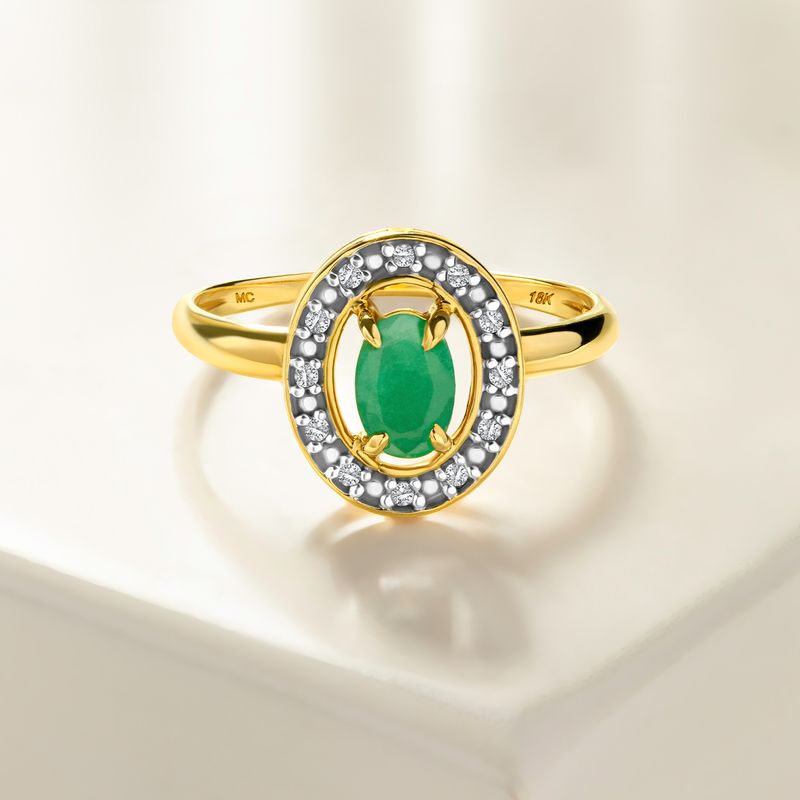 Anel com Esmeralda e Diamantes em Ouro Amarelo 18k