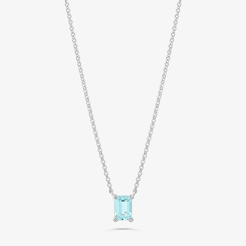 Colar com pingente de pedra azul rectangular e detalhes de pequenos cristais na corrente prateada.