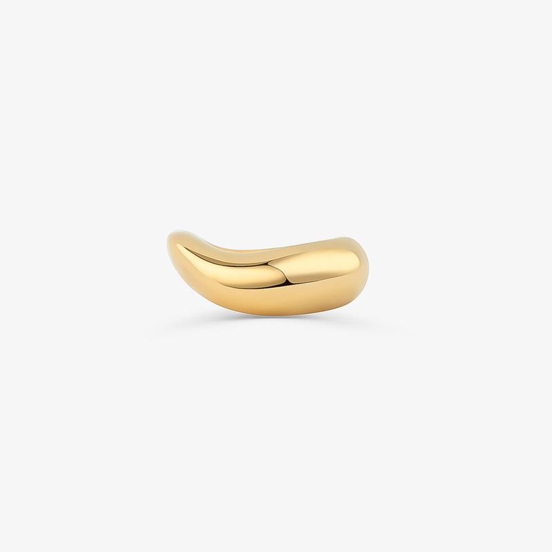 Um objeto abstrato, brilhante e dourado, semelhante a um feijão ou cápsula curvada sobre um fundo branco.
