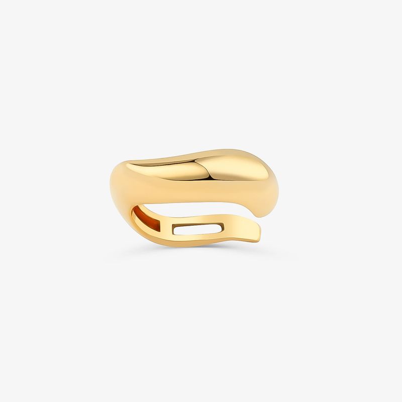 Anel dourado com design moderno e valorizado, com formato aberto e acabamento brilhante.