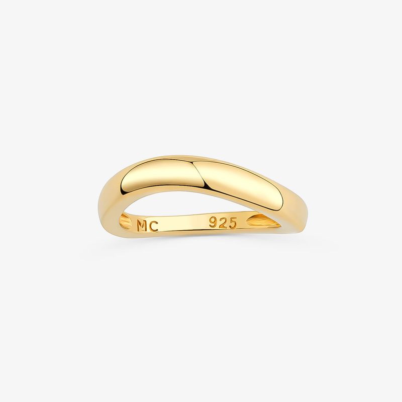 Um elegante anel de ouro com um design suave e arredondado, com as inscrições "MC" e "925" na faixa interna.